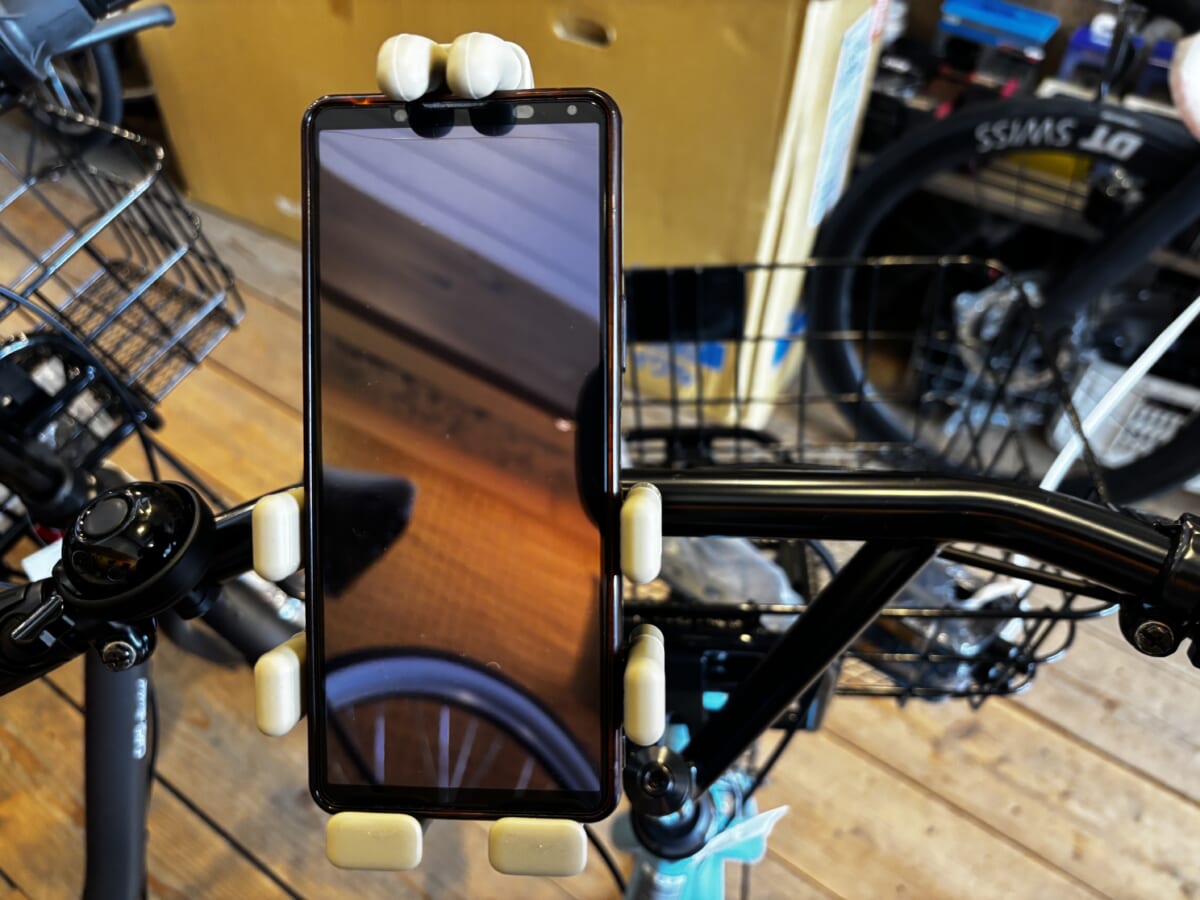 ハグホルダー ハンドル取り付け状態（スマホあり）
