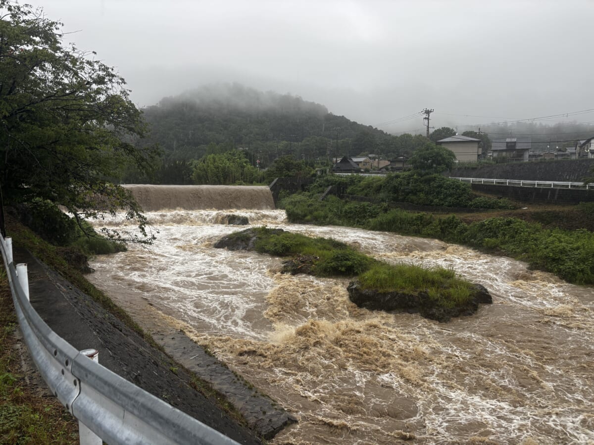 増水した近所の河川