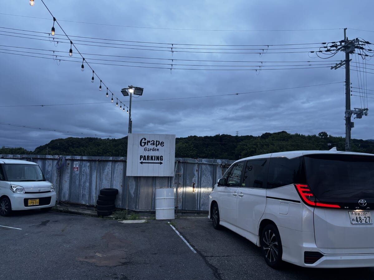 広々とした駐車場