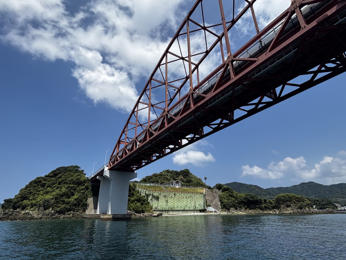 橋の下をくぐってゴール