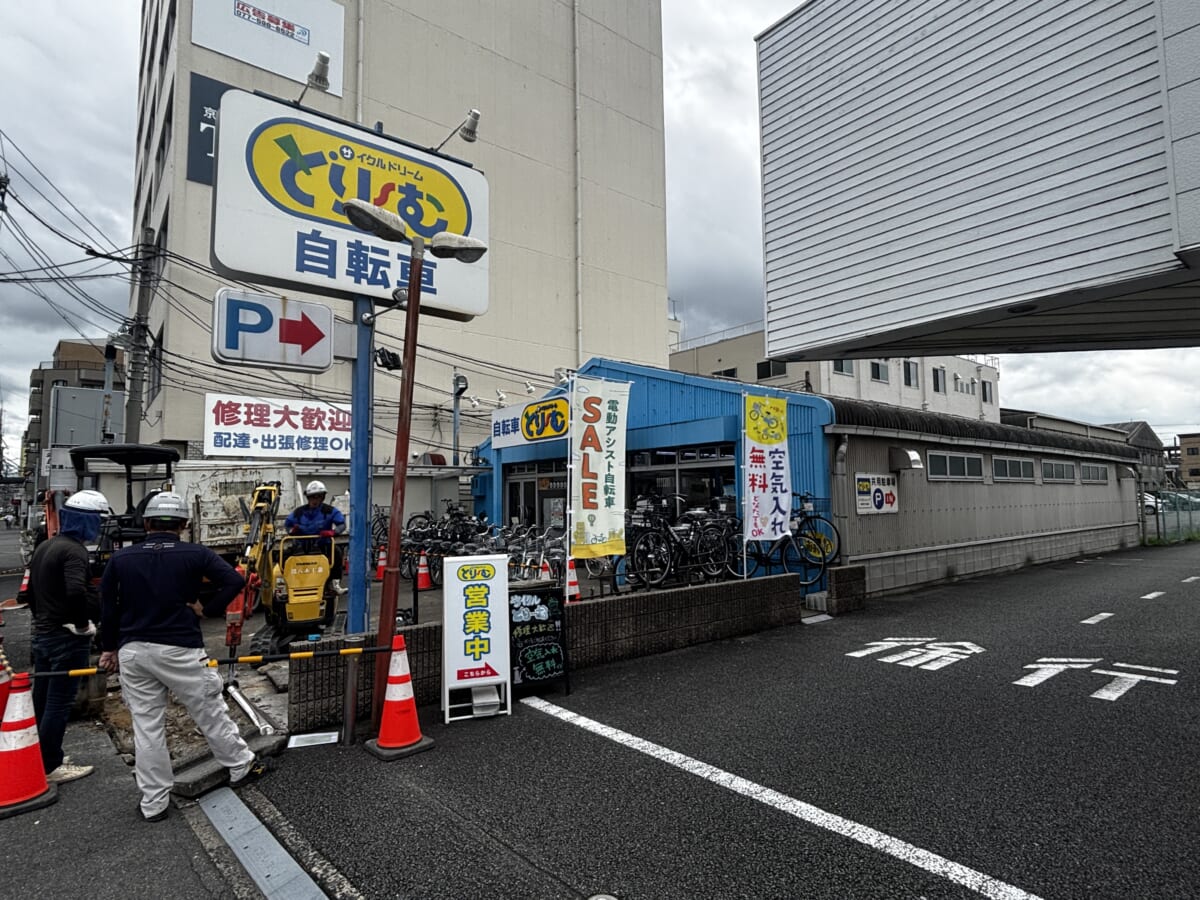 サイクルどり～む四条店 改修工事中の入口 こちらから入店できます