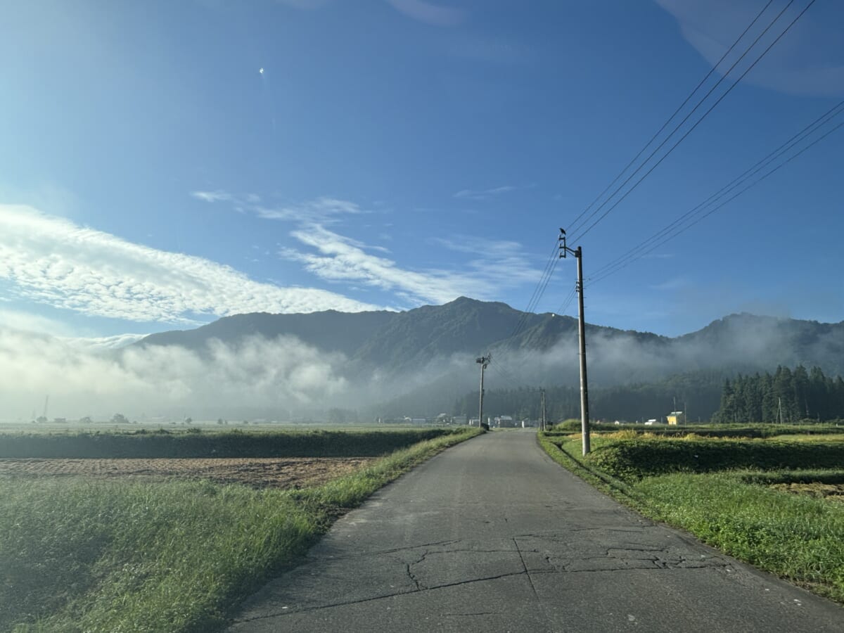 南魚沼 旅館から会場までの景色 田園 山
